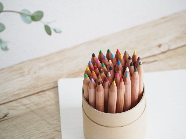 ペン立てに入った色鉛筆