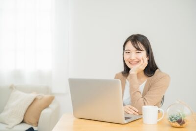 パソコンと笑顔の女性